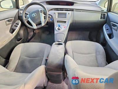 Zdjęcie 8 z 12 samochodu: 2015 TOYOTA PRIUS TWO VIN:JTDKN3DU3F0423270 - miniatura