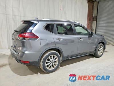 Trzecie zdjęcie samochodu z tyłu: 2018 NISSAN ROGUE SV VIN:KNMAT2MVXJP597132 - miniatura