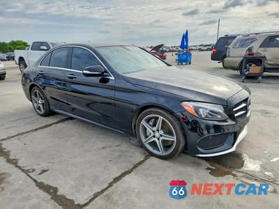 Czwarte zdjęcie samochodu z boku: 2015 MERCEDES-BENZ C 400 4MATIC VIN:55SWF6GBXFU032319 - miniatura