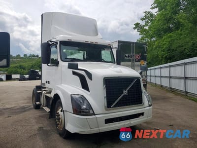 2018 VOLVO VNL SEMI TRUCK 4V4N39TG6JN892595 - główne zdjęcie licytacji z USA - miniatura