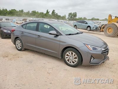 Czwarte zdjęcie samochodu z boku: 2019 HYUNDAI ELANTRA VIN:5NPD74LF4KH480618 - miniatura