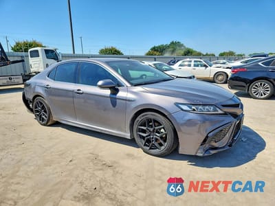 Czwarte zdjęcie samochodu z boku: 2021 TOYOTA CAMRY XSE VIN:4T1K31AK9MU561524 - miniatura