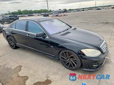 Czwarte zdjęcie samochodu z boku: 2012 MERCEDES-BENZ S 550 VIN:WDDNG7DB9CA422102 - miniatura