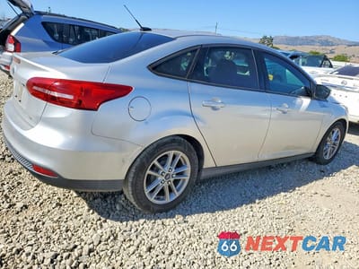 Trzecie zdjęcie samochodu z tyłu: 2016 FORD FOCUS SE VIN:1FADP3F26GL399440 - miniatura