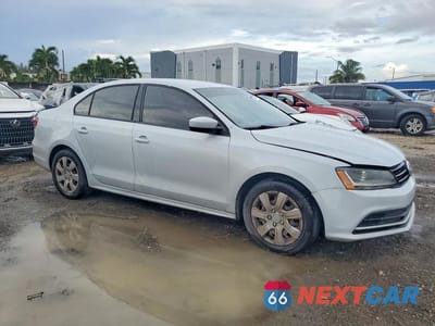 Czwarte zdjęcie samochodu z boku: 2017 VOLKSWAGEN JETTA S VIN:3VW2B7AJXHM274640 - miniatura