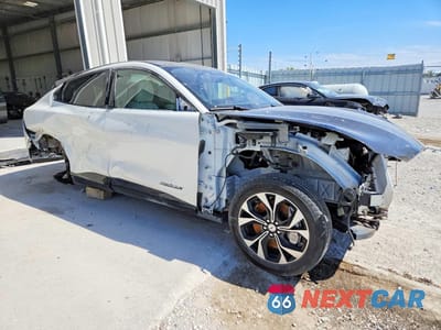 Czwarte zdjęcie samochodu z boku: 2021 FORD MUSTANG MACH-E PREMIUM VIN:3FMTK3SU4MMA43120 - miniatura