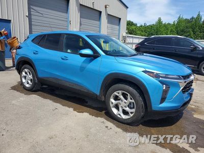 Czwarte zdjęcie samochodu z boku: 2025 CHEVROLET TRAX LS VIN:KL77LFEPXSC030636 - miniatura