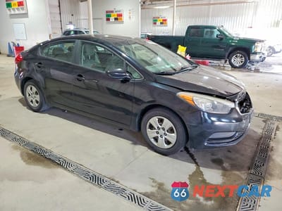 Czwarte zdjęcie samochodu z boku: 2016 KIA FORTE LX VIN:KNAFK4A69G5540049 - miniatura