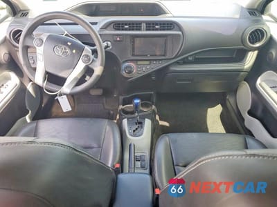 Zdjęcie 8 z 13 samochodu: 2012 TOYOTA PRIUS C FOUR VIN:JTDKDTB37C1005961 - miniatura