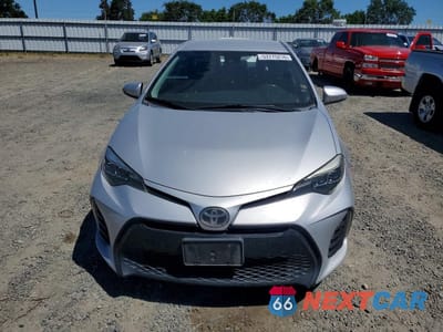 Piąte zdjęcie samochodu w środku: 2018 TOYOTA COROLLA SE VIN:2T1BURHE7JC024255 - miniatura