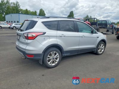 Trzecie zdjęcie samochodu z tyłu: 2018 FORD ESCAPE SE VIN:1FMCU9GD0JUA44021 - miniatura