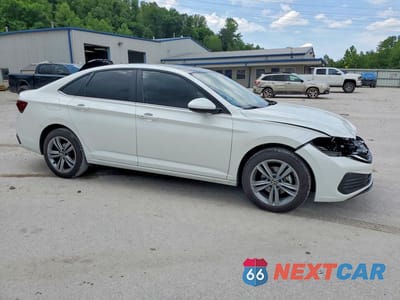 Czwarte zdjęcie samochodu z boku: 2023 VOLKSWAGEN JETTA SE VIN:3VW7M7BU7PM059031 - miniatura