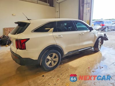 Trzecie zdjęcie samochodu z tyłu: 2021 KIA SORENTO LX VIN:5XYRG4LC3MG052335 - miniatura