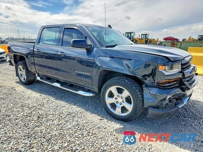 Czwarte zdjęcie samochodu z boku: 2018 CHEVROLET SILVERADO K1500 LT VIN:3GCUKREC7JG347485 - miniatura