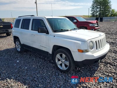 Czwarte zdjęcie samochodu z boku: 2014 JEEP PATRIOT LATITUDE VIN:1C4NJPFA5ED662460 - miniatura