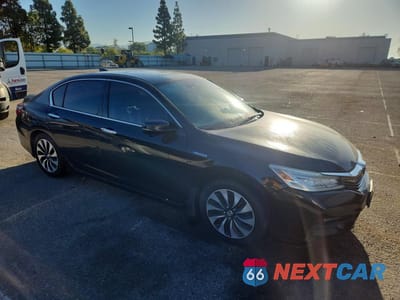 Czwarte zdjęcie samochodu z boku: 2017 HONDA ACCORD TOURING HYBRID VIN:JHMCR6F7XHC001644 - miniatura