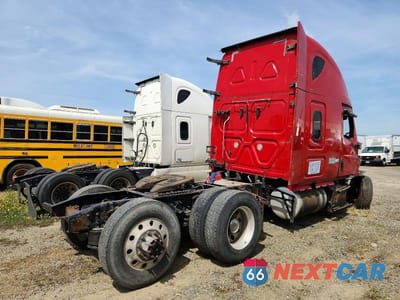 Czwarte zdjęcie samochodu z boku: 2019 FREIGHTLINER CASCADIA 1 VIN:3AKJHHDR0KSJX0944 - miniatura