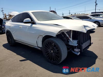 Czwarte zdjęcie samochodu z boku: 2021 BMW X6 XDRIVE40I VIN:5UXCY6C00M9G90162 - miniatura