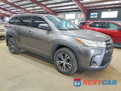 Czwarte zdjęcie samochodu z boku: 2019 TOYOTA HIGHLANDER LE VIN:5TDBZRFH1KS916654 - miniatura