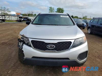 Piąte zdjęcie samochodu w środku: 2011 KIA SORENTO BASE VIN:5XYKT3A16BG149051 - miniatura
