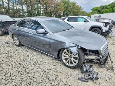 Czwarte zdjęcie samochodu z boku: 2018 MERCEDES-BENZ E 300 4MATIC VIN:WDDZF4KB4JA310083 - miniatura