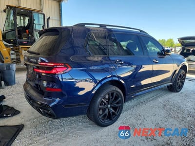 Trzecie zdjęcie samochodu z tyłu: 2024 BMW X7 M60I VIN:5UX33EM03R9U74947 - miniatura