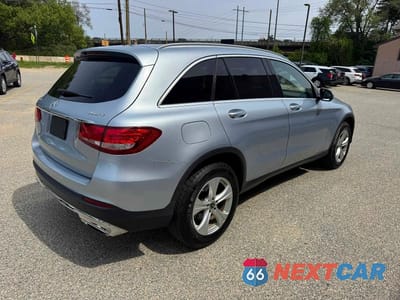 Czwarte zdjęcie samochodu z boku: 2018 MERCEDES-BENZ GLC 300 4MATIC VIN:WDC0G4KB7JV102881 - miniatura