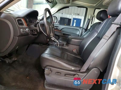Zdjęcie 7 z 14 samochodu: 2013 CHEVROLET SUBURBAN K1500 LT VIN:1GNSKJE72DR136184 - miniatura