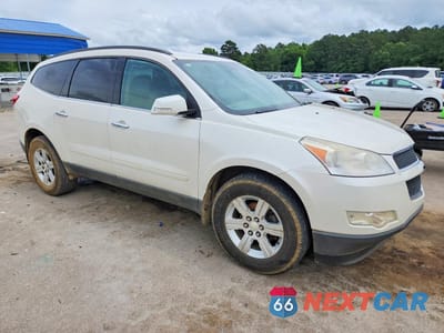 Czwarte zdjęcie samochodu z boku: 2012 CHEVROLET TRAVERSE LT VIN:1GNKRJED2CJ139276 - miniatura
