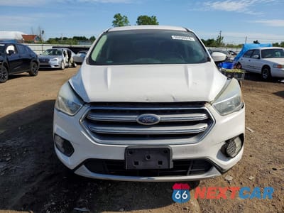 Piąte zdjęcie samochodu w środku: 2017 FORD ESCAPE SE VIN:1FMCU9GD9HUA98508 - miniatura