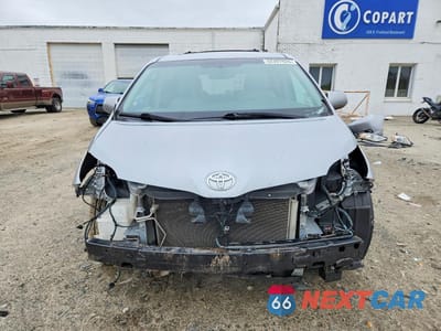 Piąte zdjęcie samochodu w środku: 2016 TOYOTA SIENNA XLE 8-PASSENGER VIN:5TDYK3DCXGS738656 - miniatura