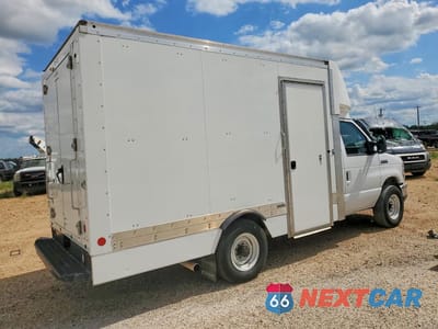 Trzecie zdjęcie samochodu z tyłu: 2021 FORD E350 DELIVERY TRUCK VIN:1FDWE3FN4MDC28738 - miniatura