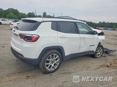 Trzecie zdjęcie samochodu z tyłu: 2025 JEEP COMPASS LATITUDE VIN:3C4NJDBNXST516424 - miniatura
