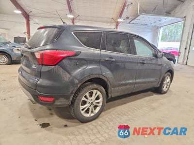 Trzecie zdjęcie samochodu z tyłu: 2019 FORD ESCAPE SE VIN:1FMCU9GD0KUA86657 - miniatura