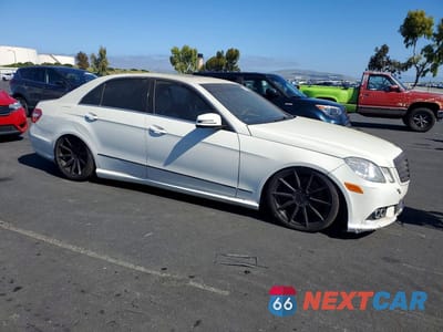 Czwarte zdjęcie samochodu z boku: 2010 MERCEDES-BENZ E 550 VIN:WDDHF7CB9AA067706 - miniatura