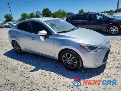 Czwarte zdjęcie samochodu z boku: 2019 TOYOTA YARIS XLE VIN:3MYDLBYV6KY509055 - miniatura