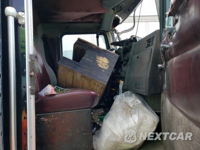 Piąte zdjęcie samochodu w środku: 1990 KENWORTH CONSTRUCTION T600 VIN:1XKADB9X5LS544432 - miniatura