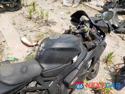 Piąte zdjęcie samochodu w środku: 2004 SUZUKI GSX-R600 K VIN:JS1GN7CA542110513 - miniatura