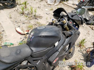 Piąte zdjęcie samochodu w środku: 2004 SUZUKI GSX-R600 K VIN:JS1GN7CA542110513 - miniatura