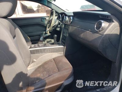 Piąte zdjęcie samochodu w środku: 2006 FORD MUSTANG VIN:1ZVFT80NX65131795 - miniatura