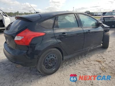 Trzecie zdjęcie samochodu z tyłu: 2012 FORD FOCUS SE VIN:1FAHP3K28CL221630 - miniatura