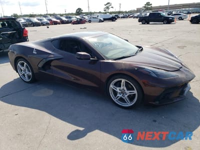 Czwarte zdjęcie samochodu z boku: 2022 CHEVROLET CORVETTE STINGRAY 1LT VIN:1G1YA2D41N5102418 - miniatura