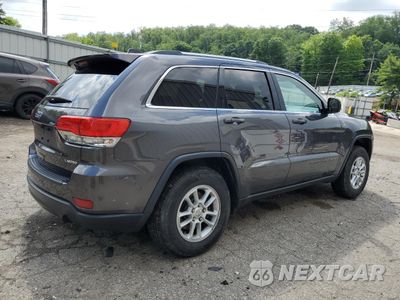 Trzecie zdjęcie samochodu z tyłu: 2018 JEEP GRAND CHEROKEE LAREDO VIN:1C4RJFAGXJC349136 - miniatura