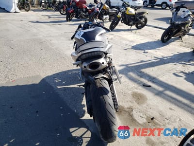Czwarte zdjęcie samochodu z boku: 2018 HONDA CBR600 RR VIN:JH2PC40H3JK400120 - miniatura