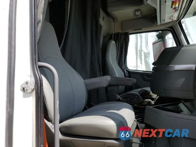 Zdjęcie 6 z 10 samochodu: 2019 VOLVO VN VNL VIN:4V4NC9EH8KN193587 - miniatura