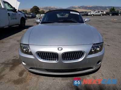 Piąte zdjęcie samochodu w środku: 2003 BMW Z4 2.5 VIN:4USBT33413LS46942 - miniatura