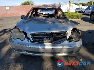 Piąte zdjęcie samochodu w środku: 2001 MERCEDES-BENZ C 240 VIN:WDBRF61J81F084565 - miniatura