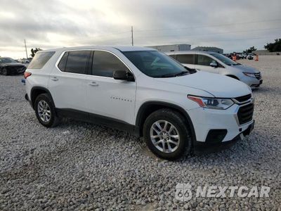 Czwarte zdjęcie samochodu z boku: 2020 CHEVROLET TRAVERSE LS VIN:1GNERFKW0LJ141317 - miniatura