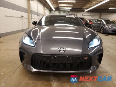 Piąte zdjęcie samochodu w środku: 2024 TOYOTA GR 86 PREMIUM VIN:JF1ZNBE15R8753579 - miniatura