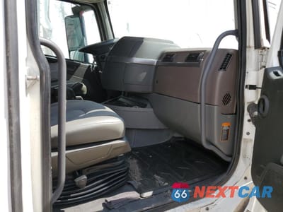 Piąte zdjęcie samochodu w środku: 2019 VOLVO VN VNL VIN:4V4NC9EH8KN193587 - miniatura